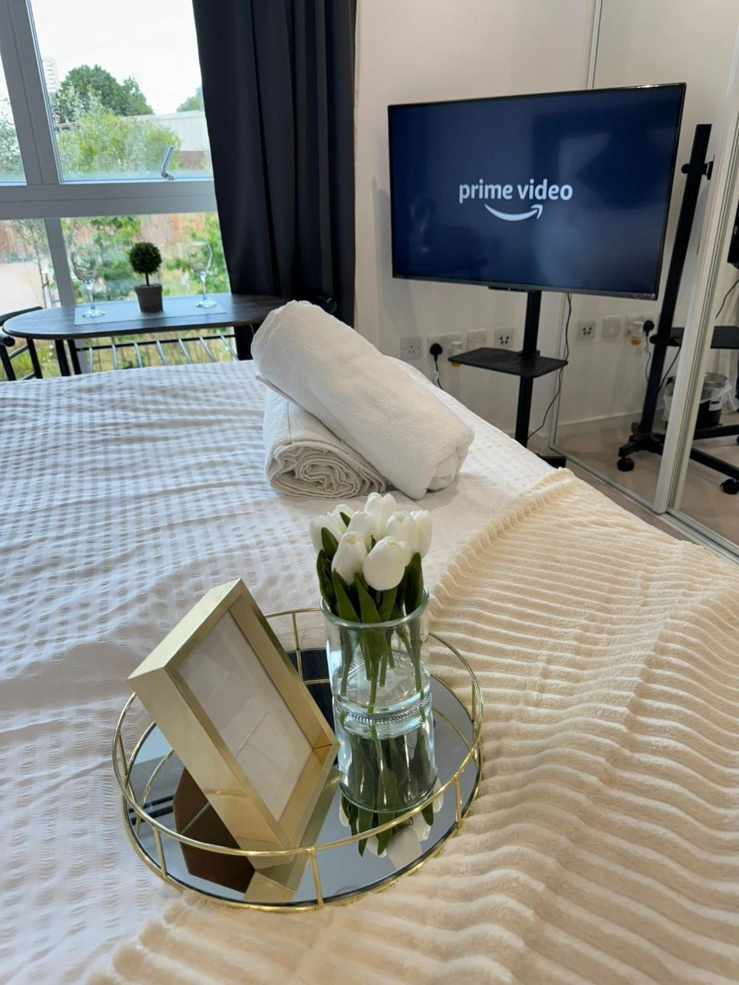 Kayz Lodge- Luxury Ensuite-Private & Shared Accommodation In A New House At The Olympic Village Overlooking Stratford Westfield And Tube Station Londres Exterior foto