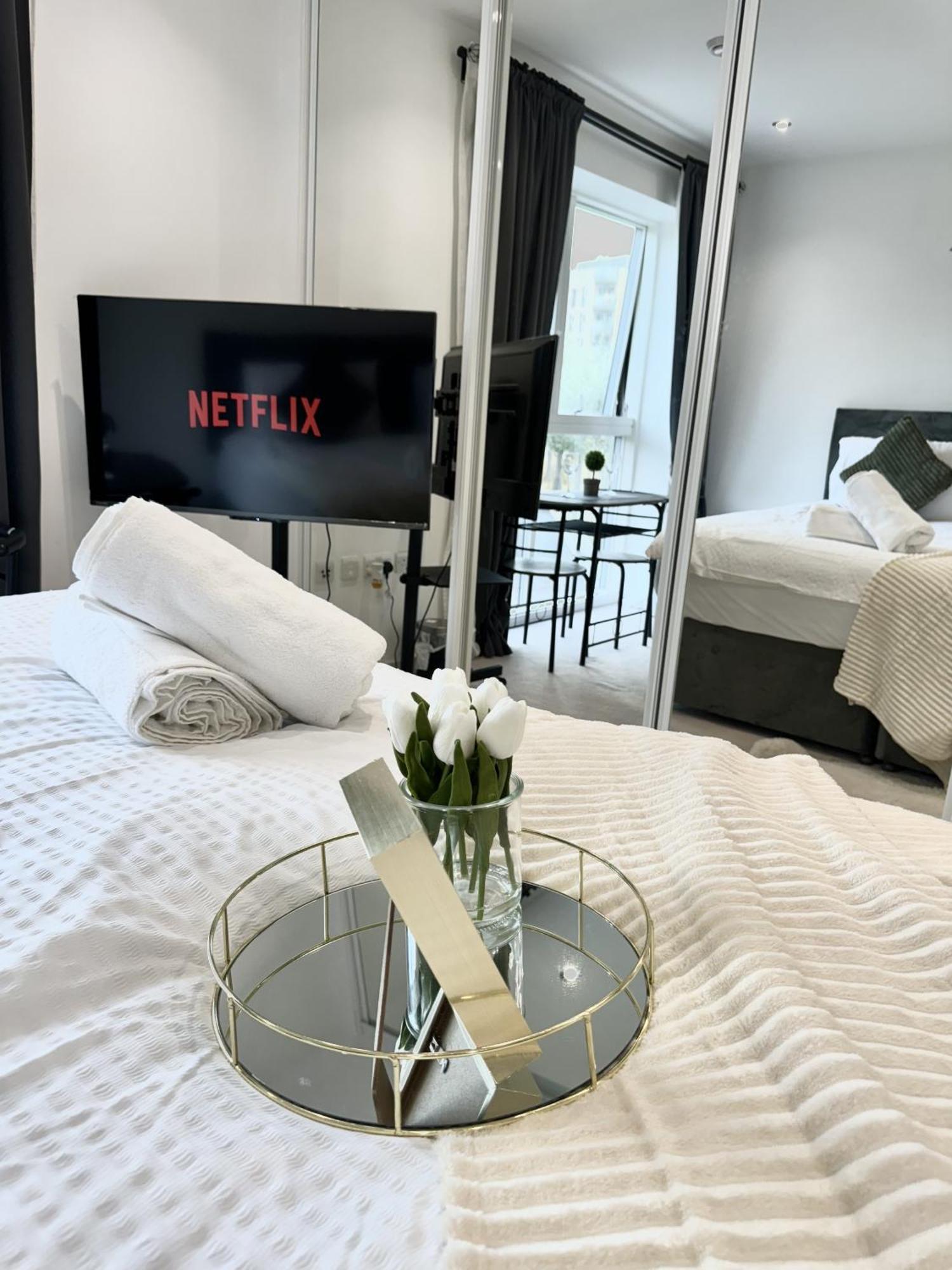 Kayz Lodge- Luxury Ensuite-Private & Shared Accommodation In A New House At The Olympic Village Overlooking Stratford Westfield And Tube Station Londres Habitación foto